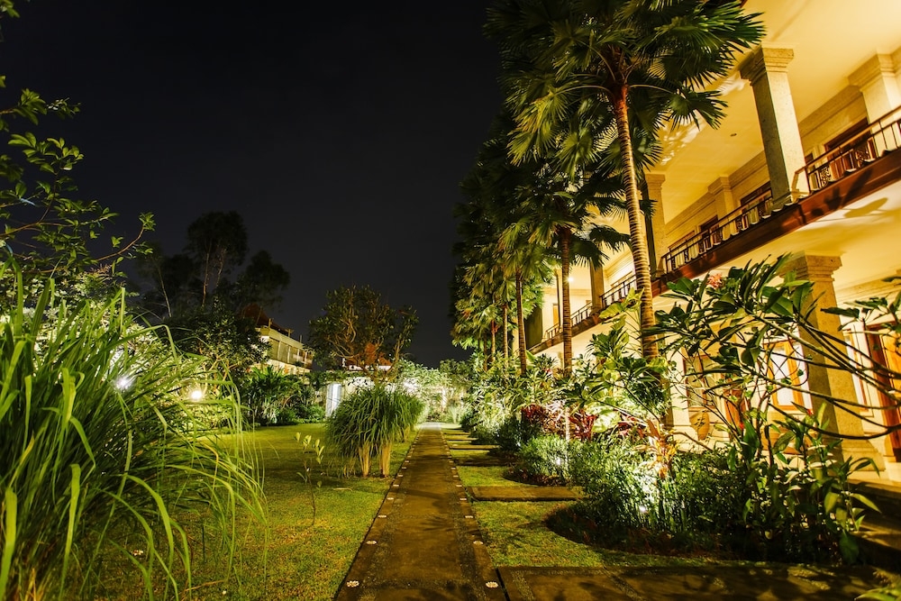 施設の正面 (日没後)