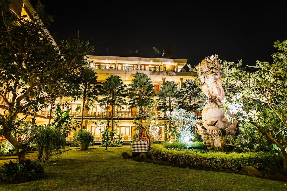 施設の正面 (日没後)