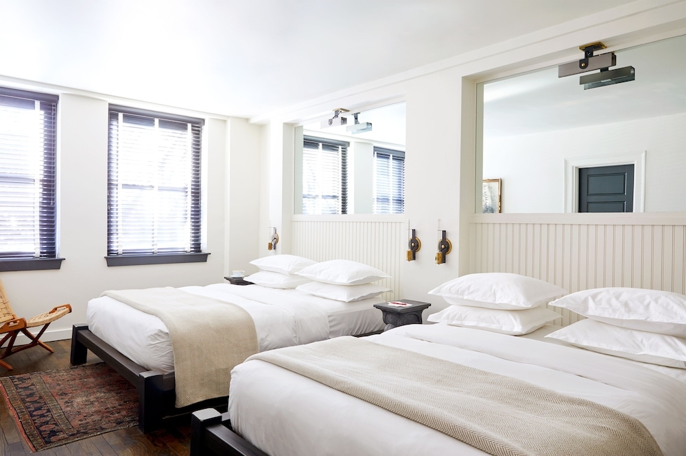 ネプチューン, アン アッシュ ホテル