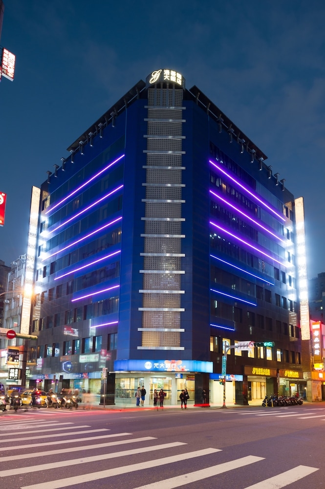 施設の正面 (日没後)