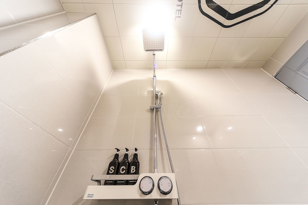 バスルームのシャワー