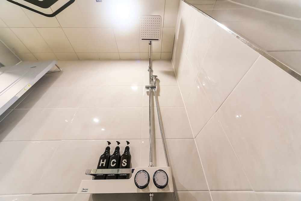 バスルームのシャワー