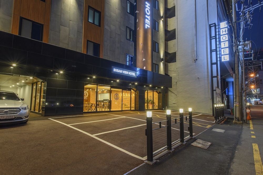 施設の正面 (日没後)