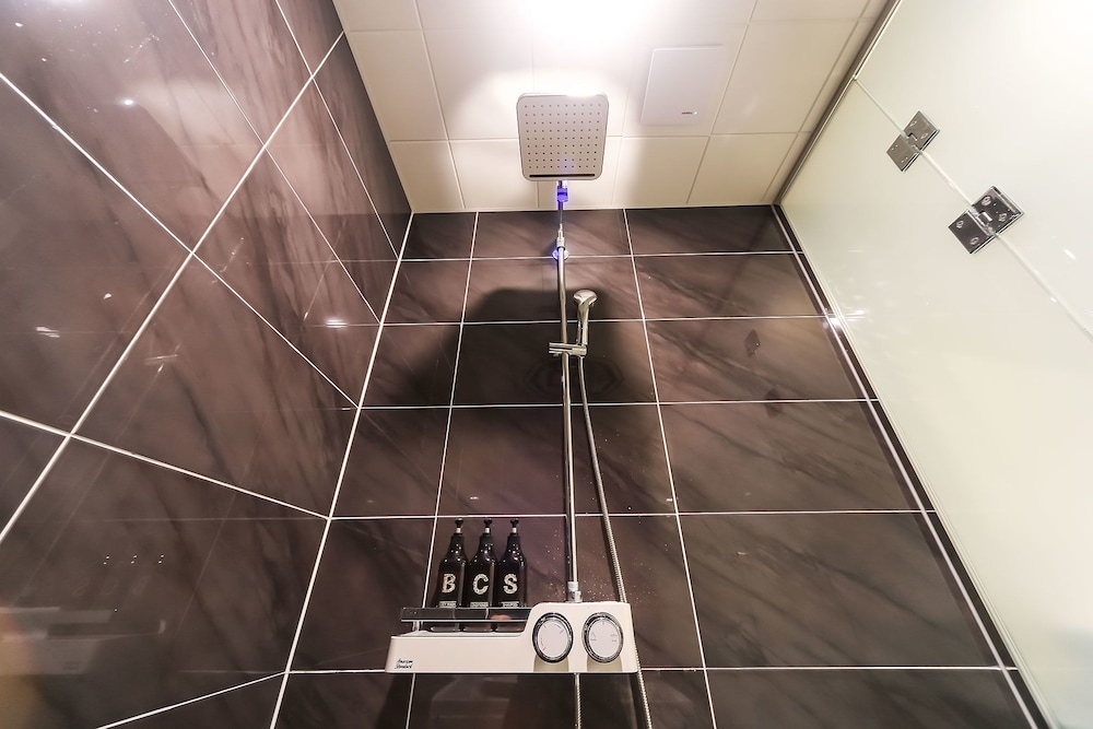 バスルームのシャワー