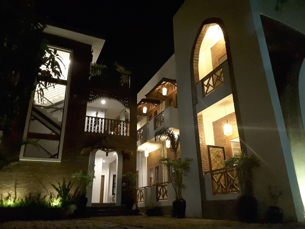 施設の正面 (日没後)