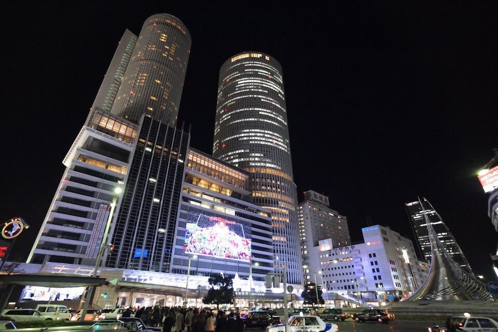 施設の正面 (日没後)