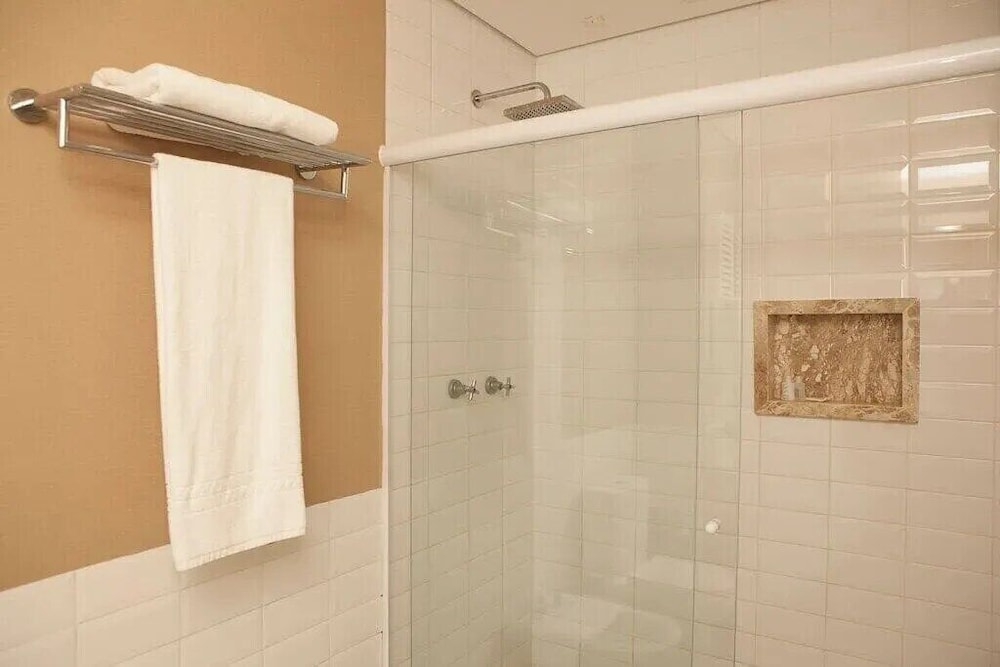 バスルームのシャワー