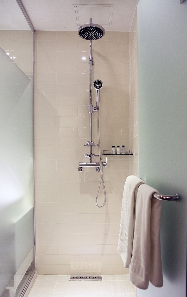 バスルームのシャワー