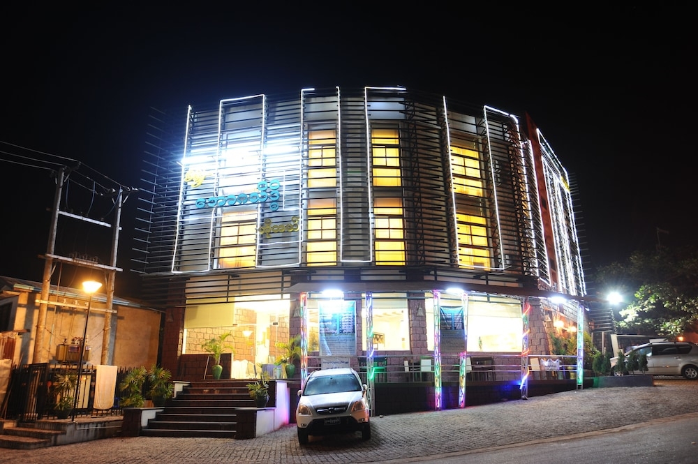 施設の正面 (日没後)