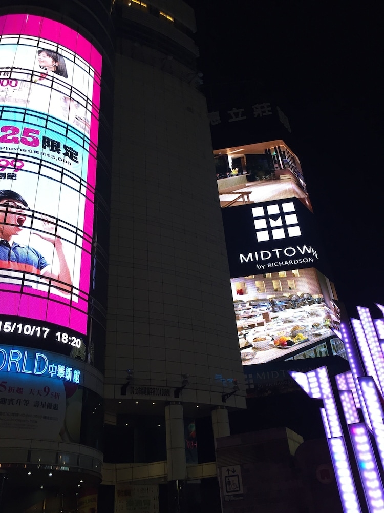 施設の正面 (日没後)