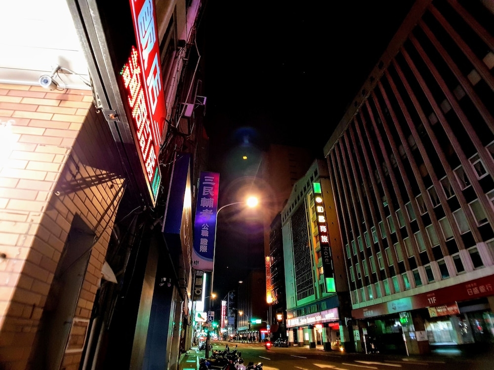 施設の正面 (日没後)