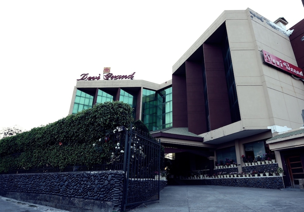 施設の正面 (日没後)