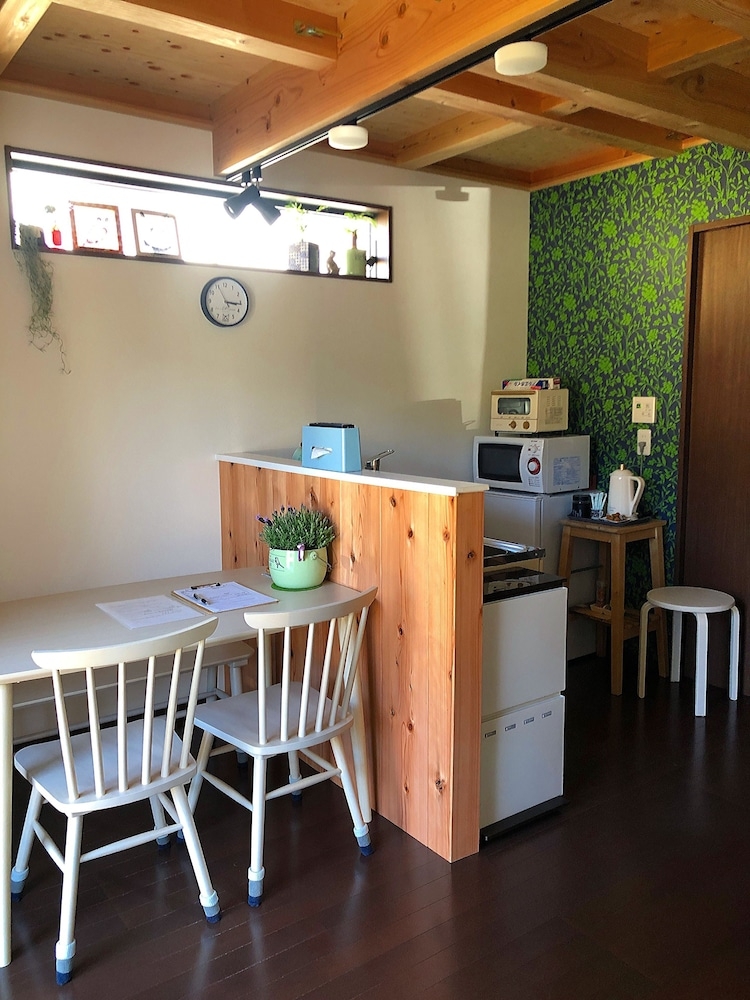 客室内のダイニングエリア