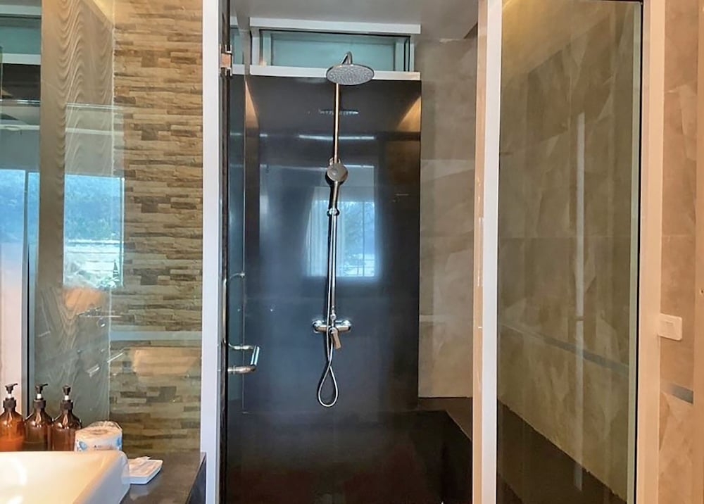 バスルームのシャワー