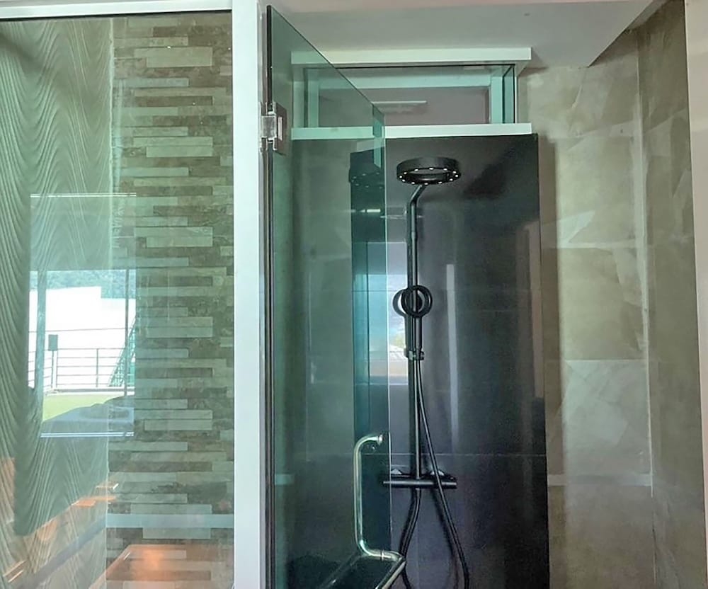 バスルームのシャワー