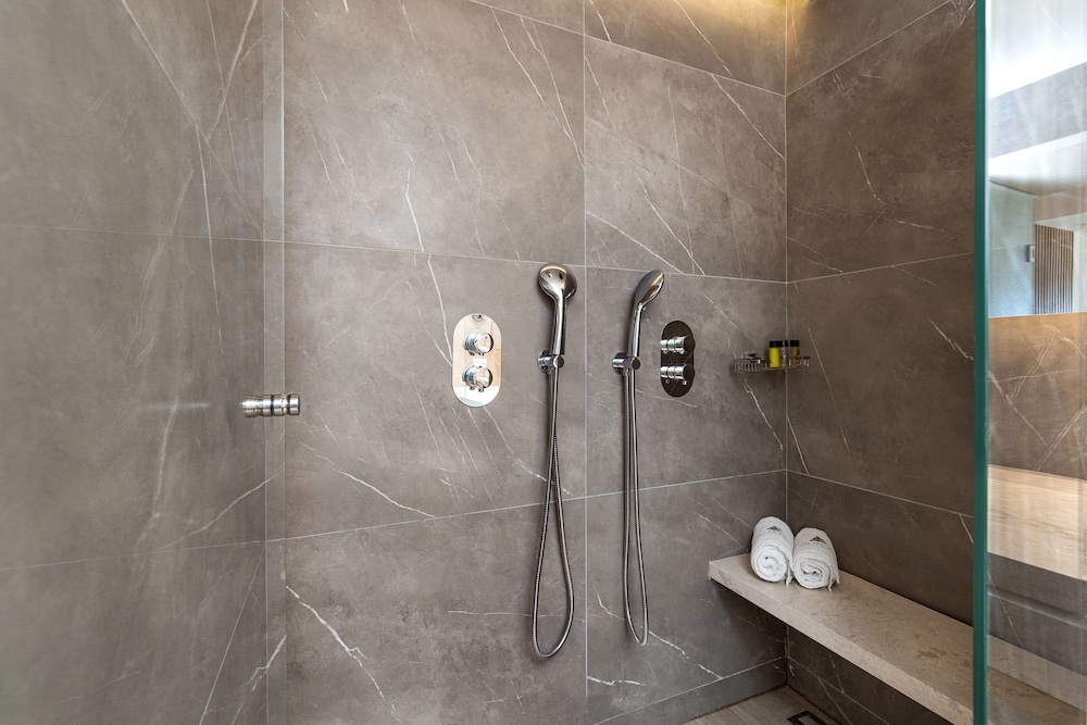 バスルームのシャワー