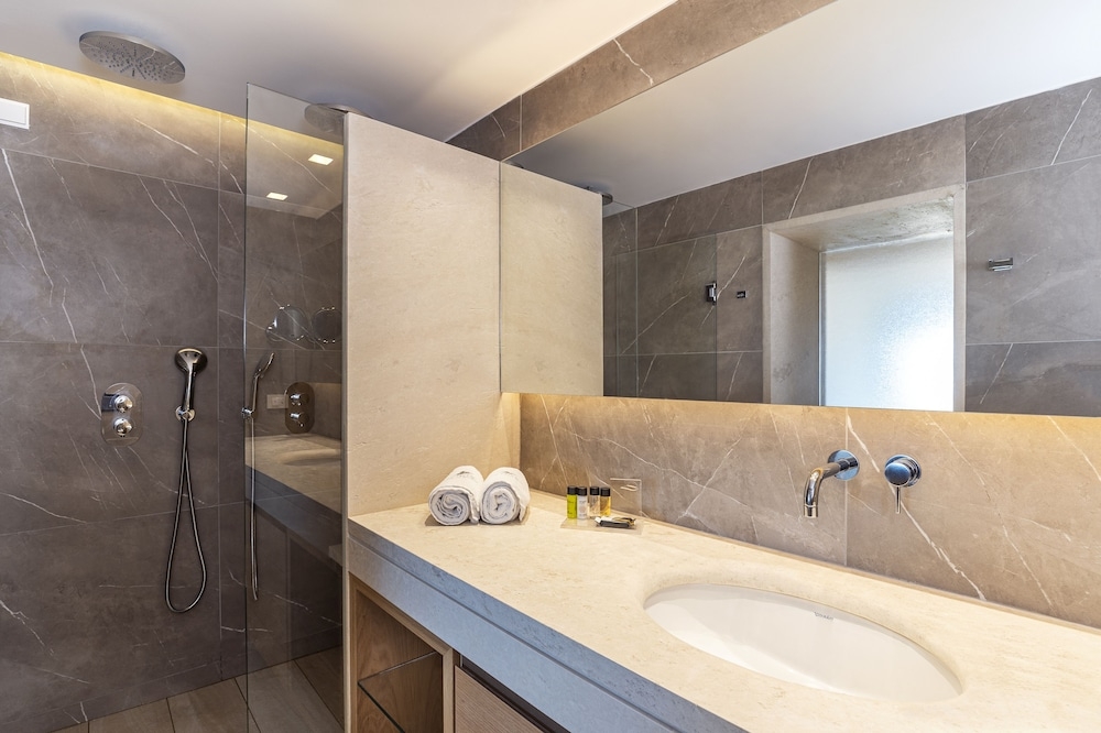 バスルームのシャワー