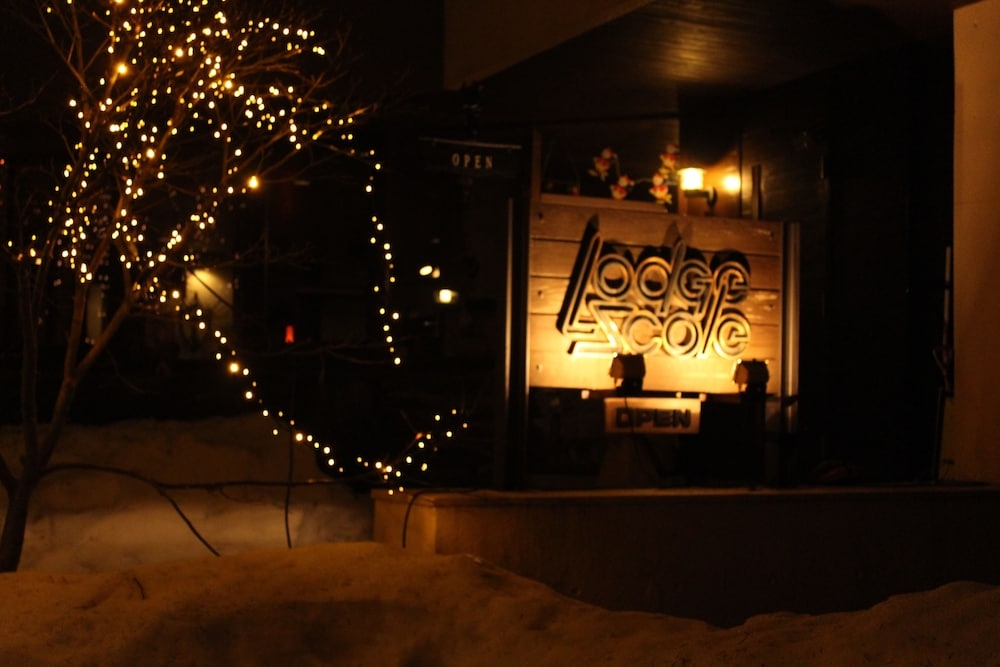 施設の正面 (日没後)