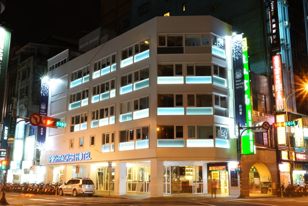 施設の正面 (日没後)