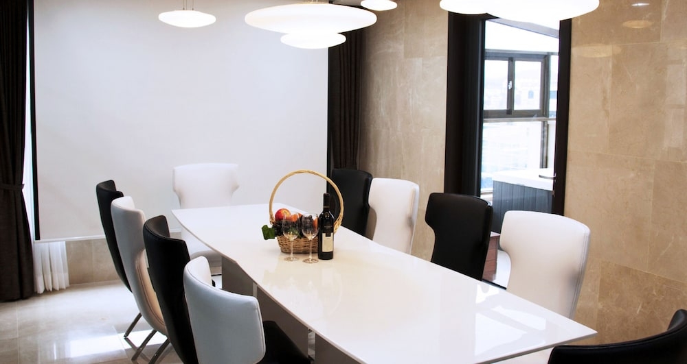 客室内のダイニングエリア