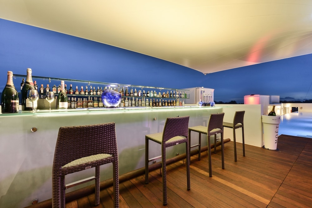 プールサイドバー