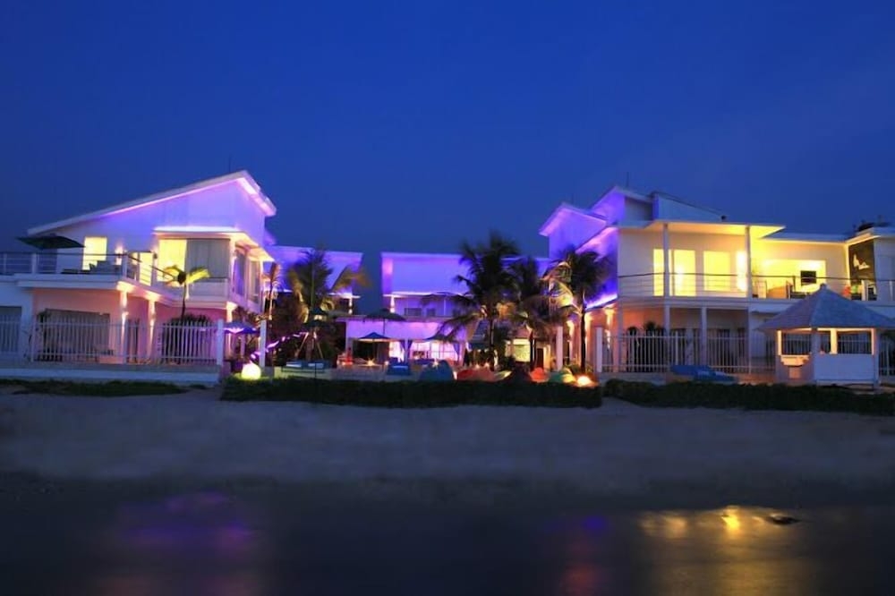 施設の正面 (日没後)