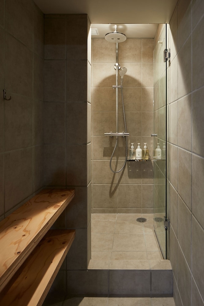 バスルームのシャワー