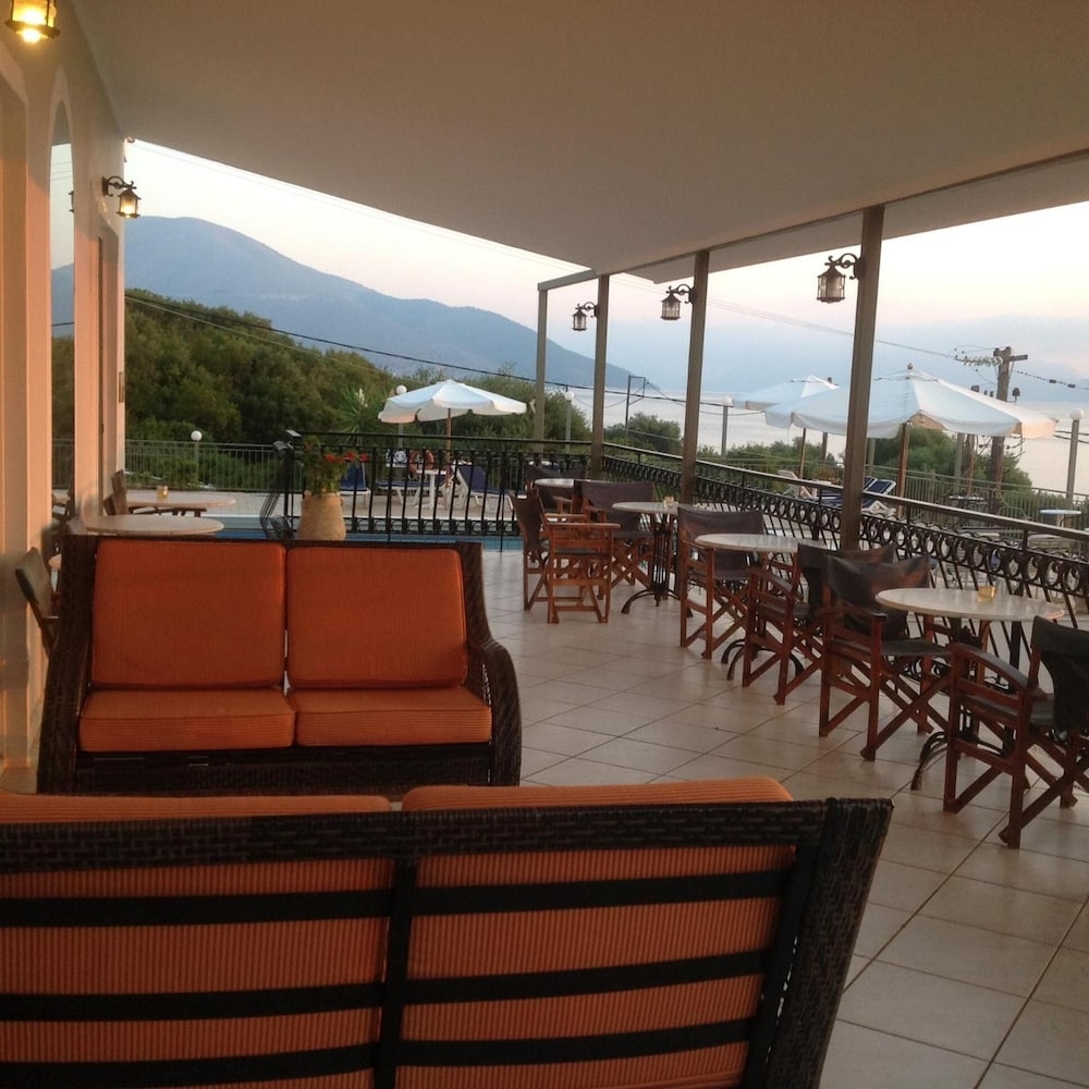 屋外ダイニングエリア