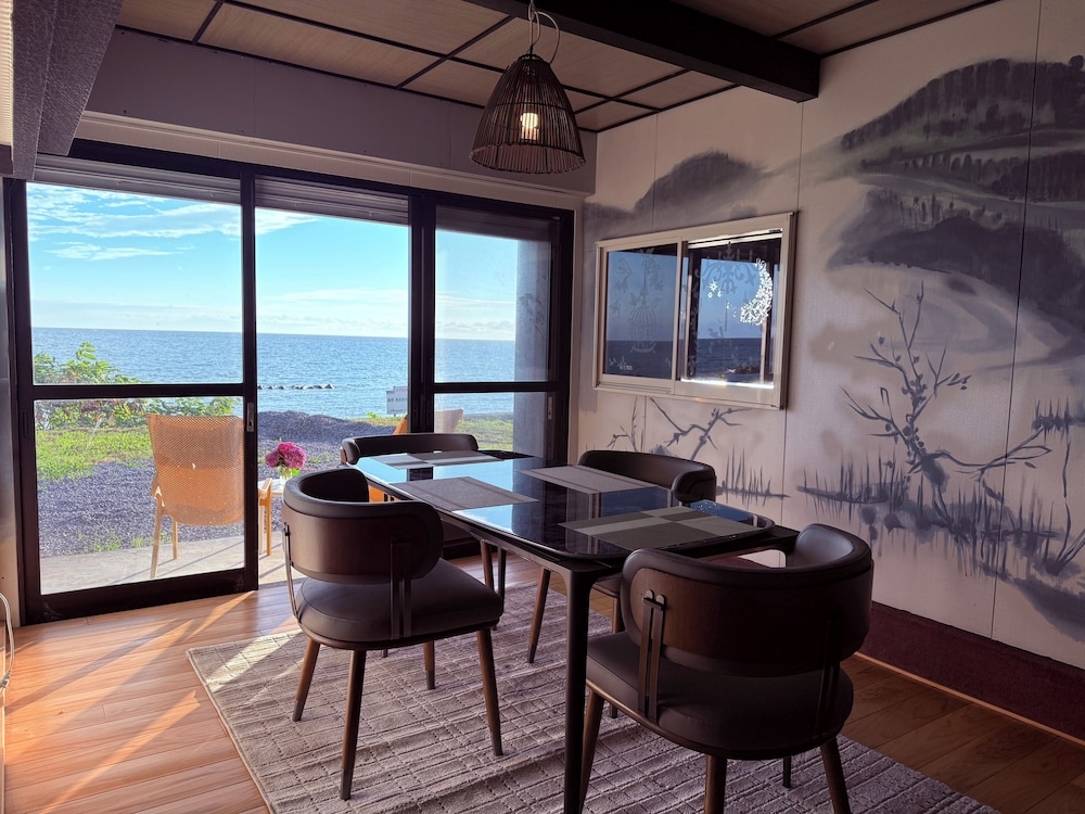 客室内のダイニングエリア