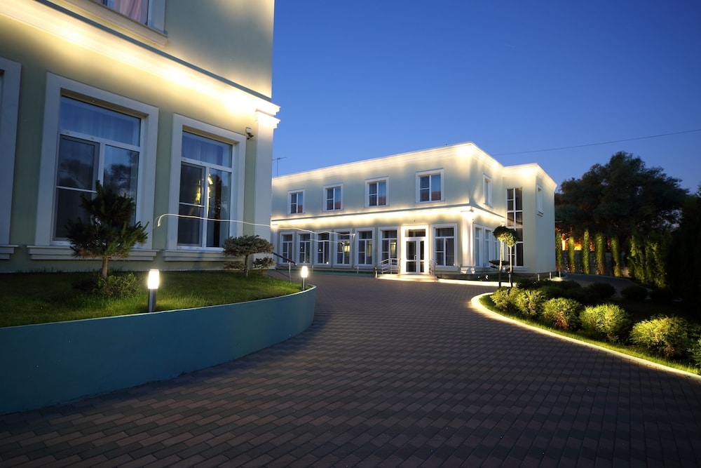 施設の正面 (日没後)