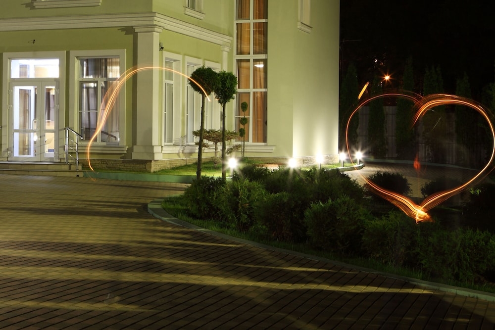 施設の正面 (日没後)