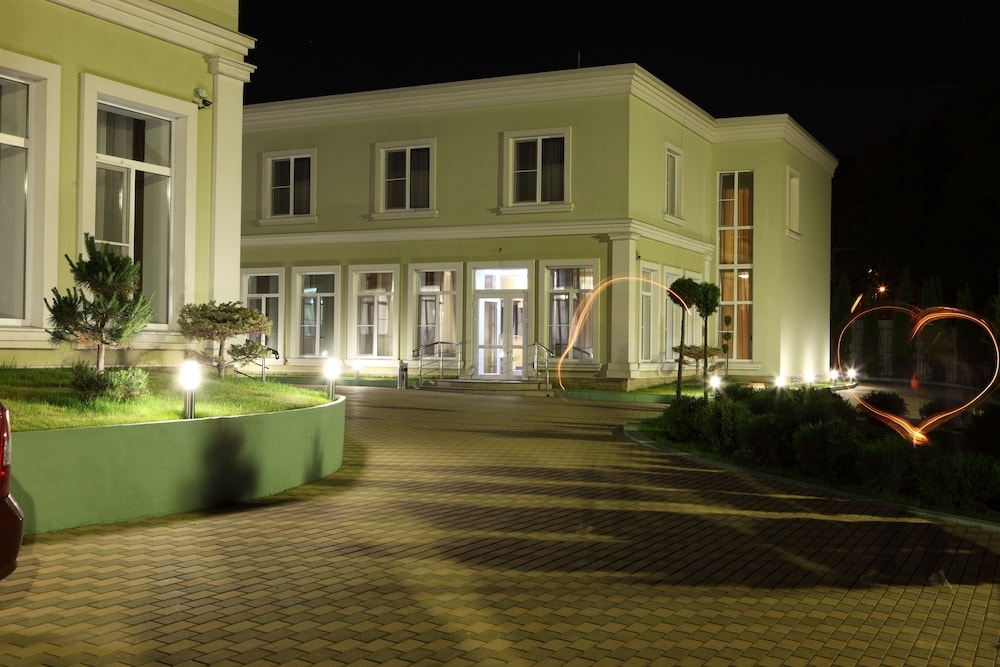 施設の正面 (日没後)