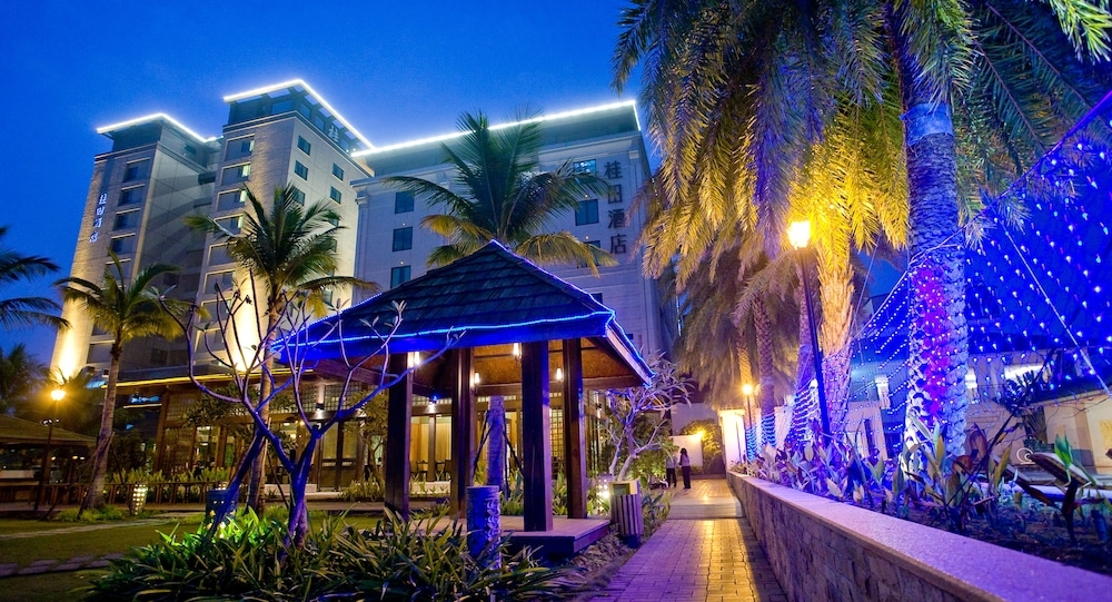 施設の正面 (日没後)