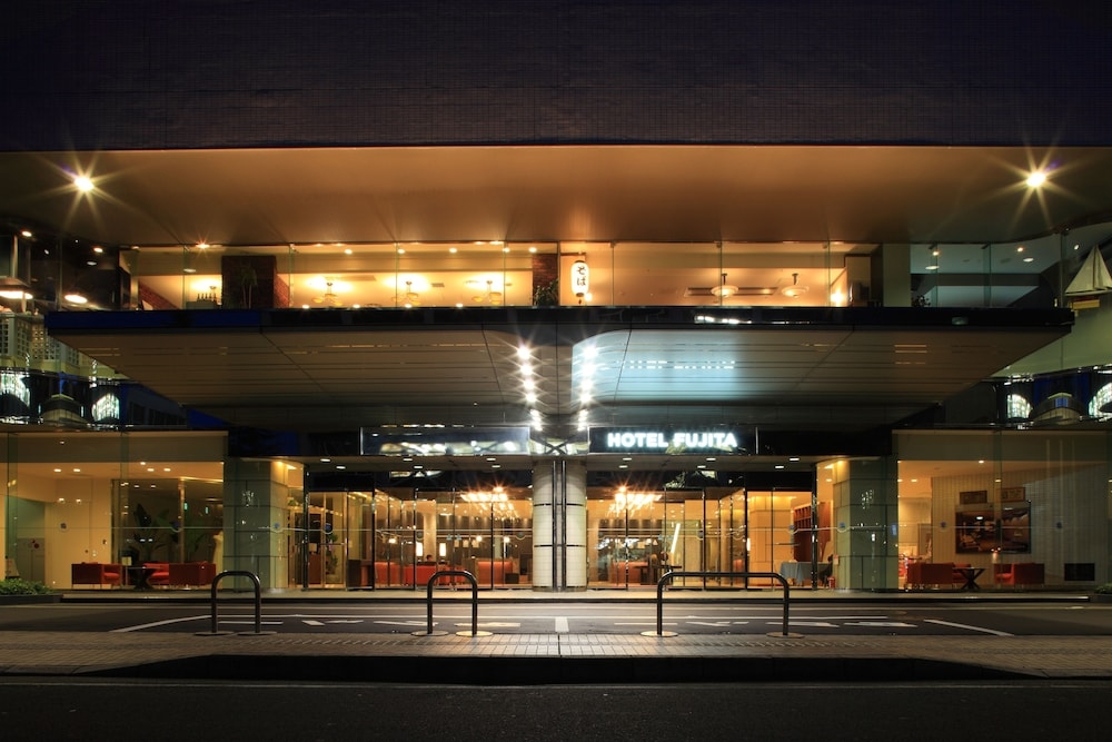 施設の正面 (日没後)