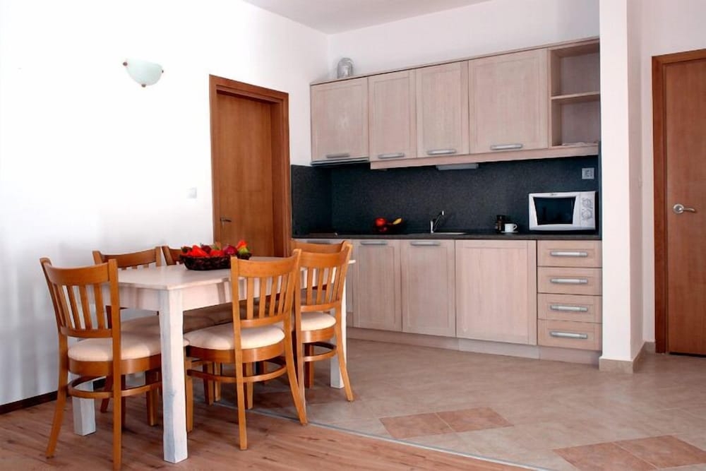 客室内のダイニングエリア