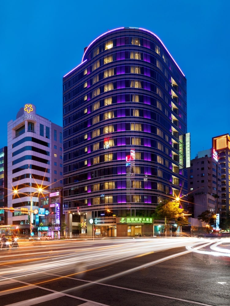 施設の正面 (日没後)