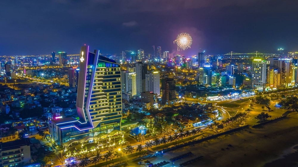 施設の正面 (日没後)