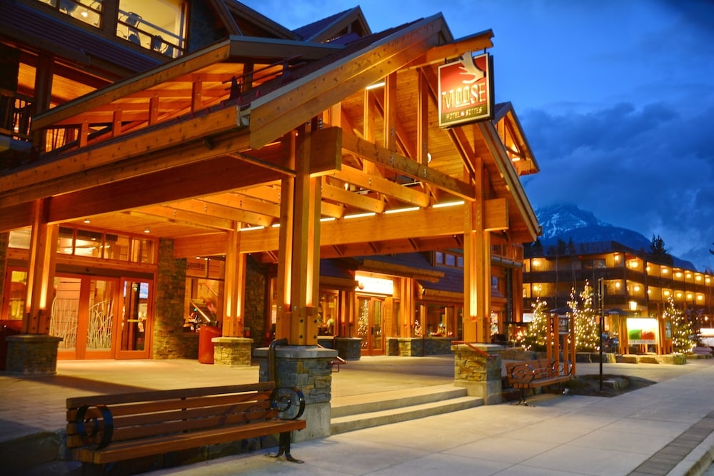 施設の正面 (日没後)