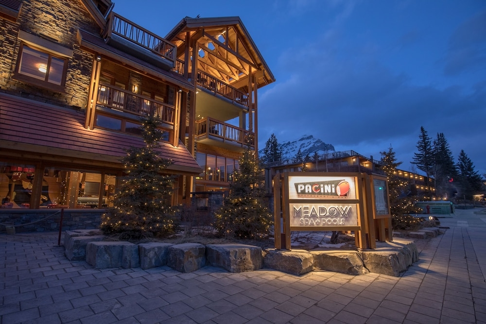 施設の正面 (日没後)