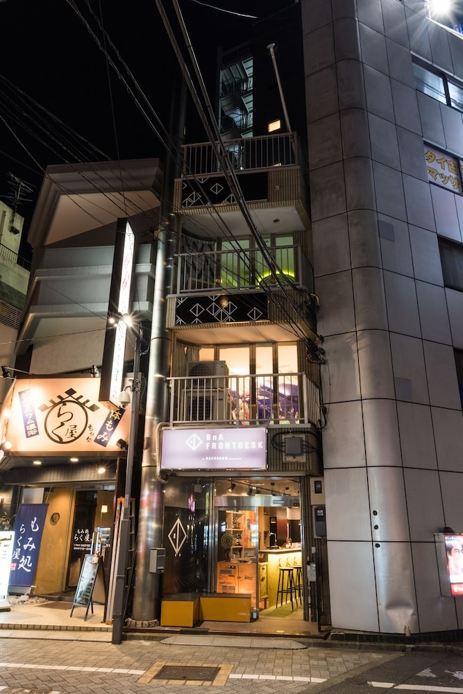 施設の正面 (日没後)