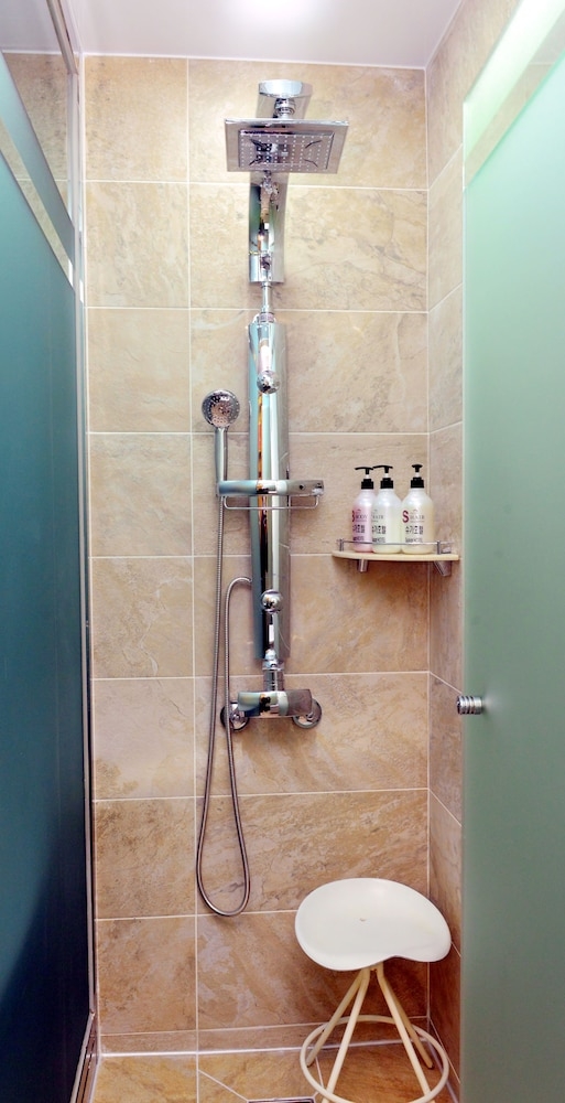 バスルームのシャワー