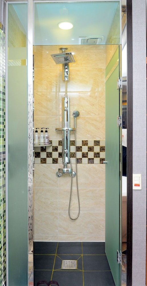 バスルームのシャワー