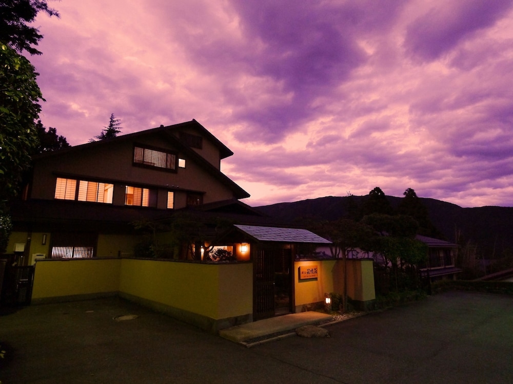 施設の正面 (日没後)