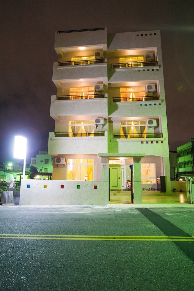 施設の正面 (日没後)