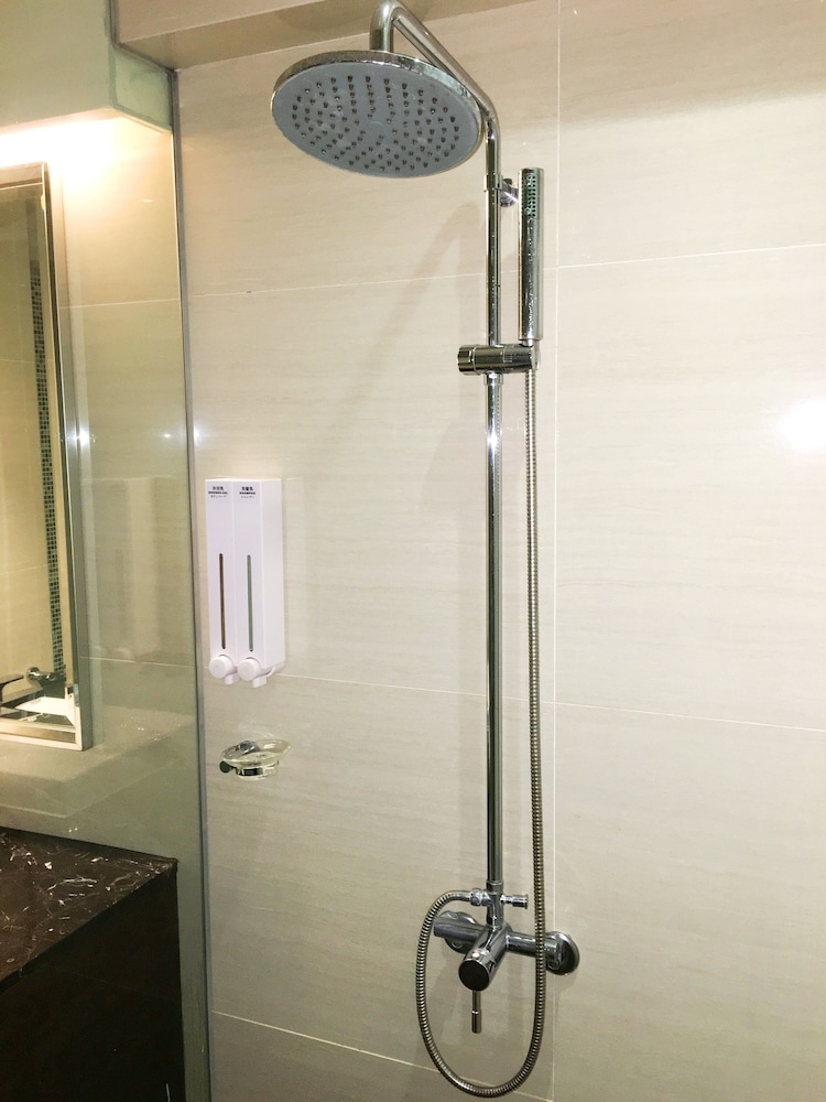 バスルームのシャワー