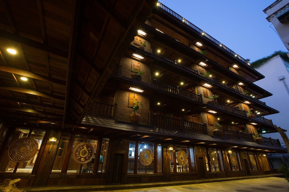 施設の正面 (日没後)