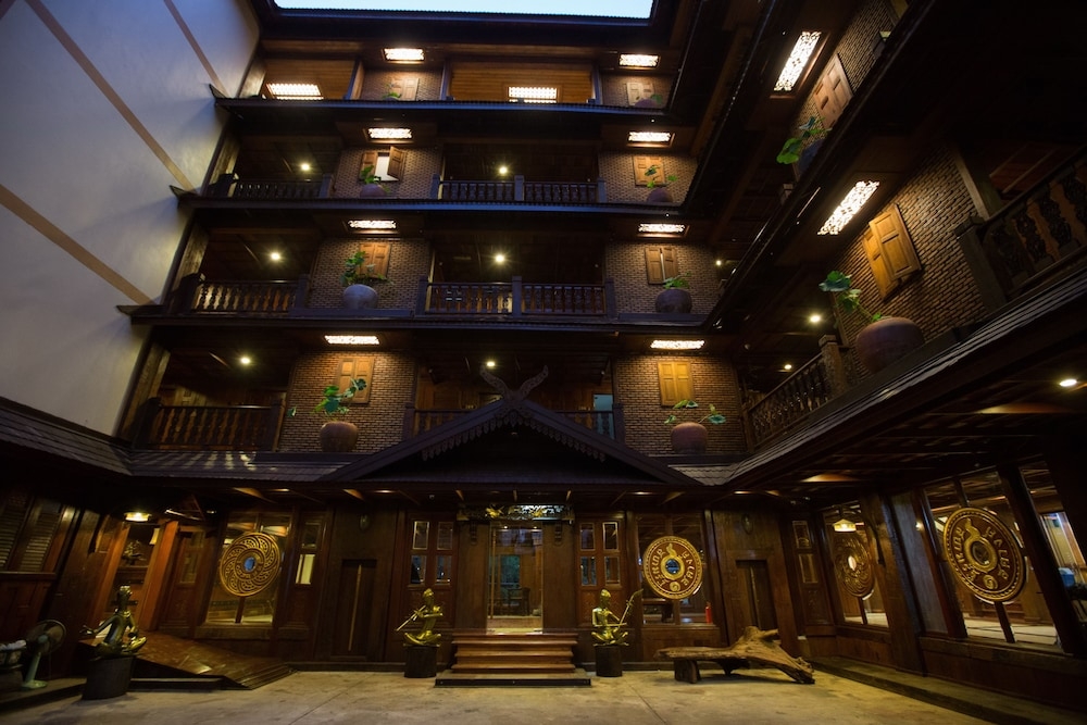 施設の正面 (日没後)