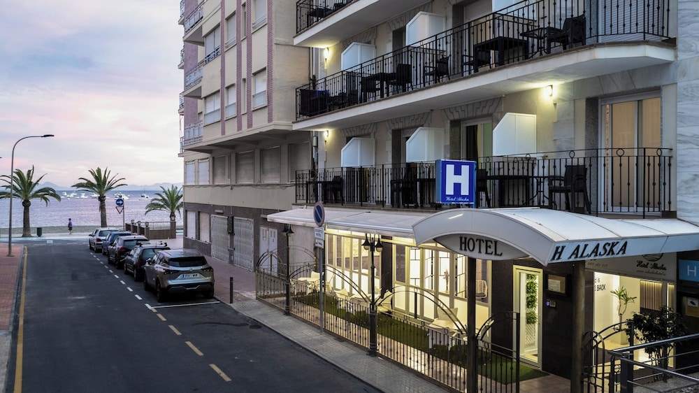 施設の正面 (日没後)