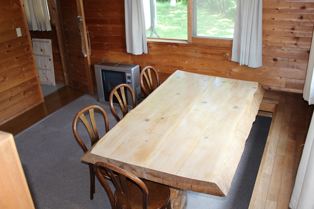 客室内のダイニングエリア