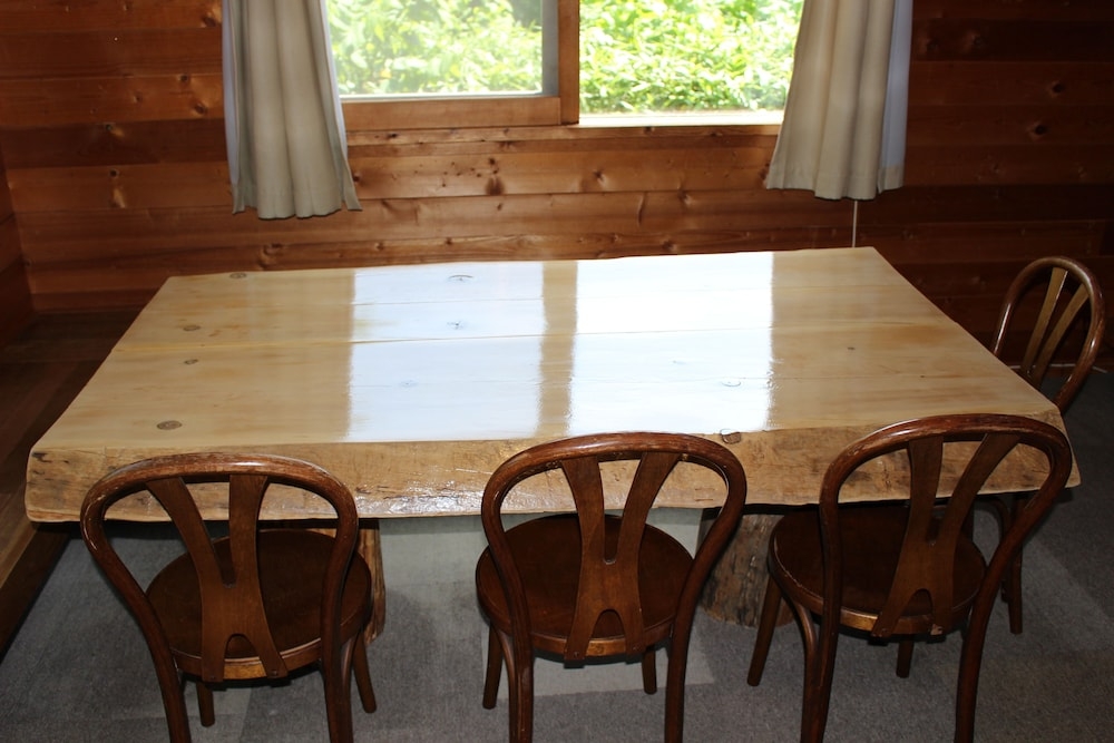 客室内のダイニングエリア